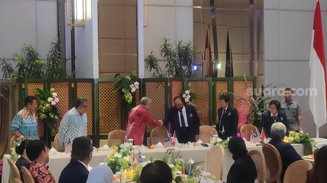 Ketua Umum Partai NasDem Surya Paloh menegaskan pentingnya mempererat hubungan bilateral antara Indonesia dan Malaysia. [Suara.com/Bagaskara]
