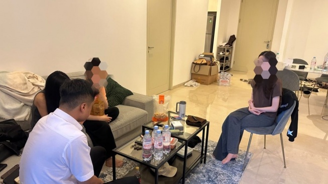Petugas dari Polresta Bandara Soekarno-Hatta (Soetta), Polda Metro Jaya, memeriksa seorang selebgram Julia Prastini atau dikenal dengan Jule terkait penyalahgunaan cairan e-cigarette atau vape yang mengandung zat etomidate. (ANTARA/HO-Polresta Bandara Soetta)