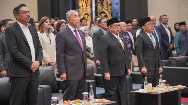 dari kanan Menko PMK Pratikno, Kepala Badan Penyelenggara Jaminan Produk Halal  (BPJPH) Ahmad Haikal Hasan, Wakil Perdana Menteri Malaysia Ahmad Zahid Hamidi, Menteri UMKM Maman Abdurrahman menyanyikan lagu Indonesia Raya saat menghadiri pembukaan Halal 20 (H20) Summit ke-5 di Jakarta, Jumat (18/9/2026). [handout]