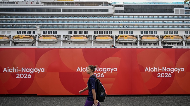 Seorang atlet berjalan di depan Kapal Pesiar Costa Serena di Pelabuhan Nagoya, Aichi, Jepang, Jumat (18/9/2026). [ANTARA FOTO/Fauzan/wpa]