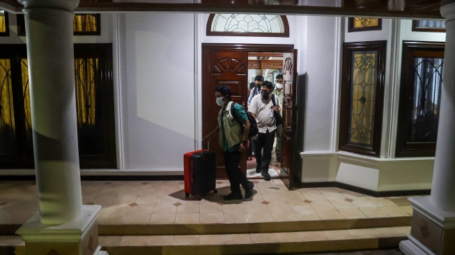 Petugas Komisi Pemberatasan Korupsi (KPK) membawa koper seusai melakukan penggeledahan di rumah Direktur Jenderal Pengendalian dan Penertiban Tanah dan Ruang (Dirjen PPTR) Kementerian ATR/BPN, Lampri di Perumahan Jatiwaringin Asri, Pondok Gede, Kota Bekasi, Jawa Barat, Jumat (18/9/2026). [ANTARA FOTO/Darryl Ramadhan/wpa]