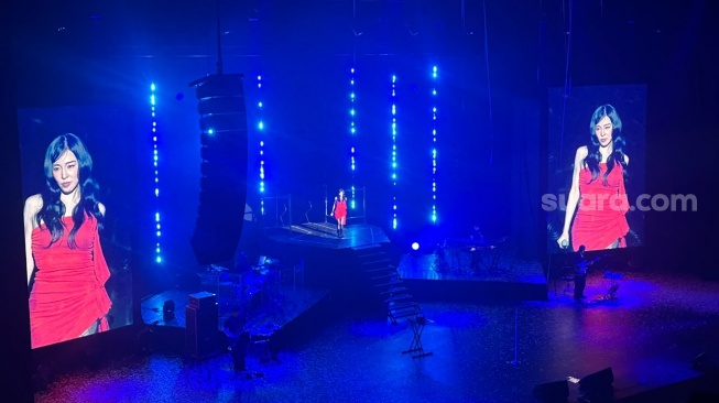 Tiffany Young Bikin Haru di Konser Jakarta, Nyanyikan Lagu SNSD hingga Rayakan 10 Tahun Karier Solo. [Suara.com/Sumarni]
