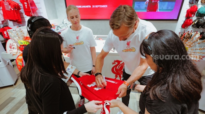Dua Legenda Liverpool sapa fans The Reds di Jakarta (Suara.com/Adie Prasetyo Nugraha)/