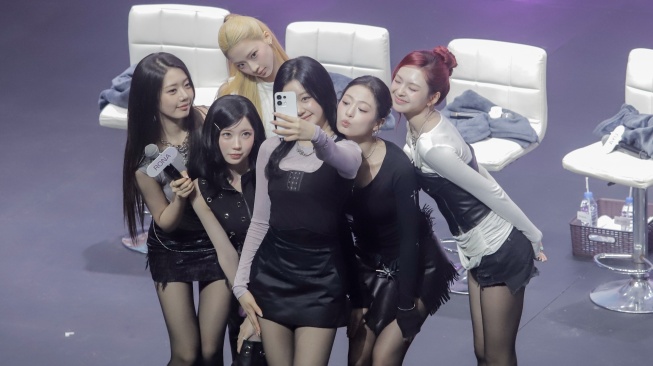 Grup Kpop BABYMONSTER saat tampil dalam acara OPPO x BABYMONSTER Global Fan Meet Up di Ciputra Artpreneur, Jakarta, Sabtu (19/9/2026). [Suara.com/Alfian Winanto]