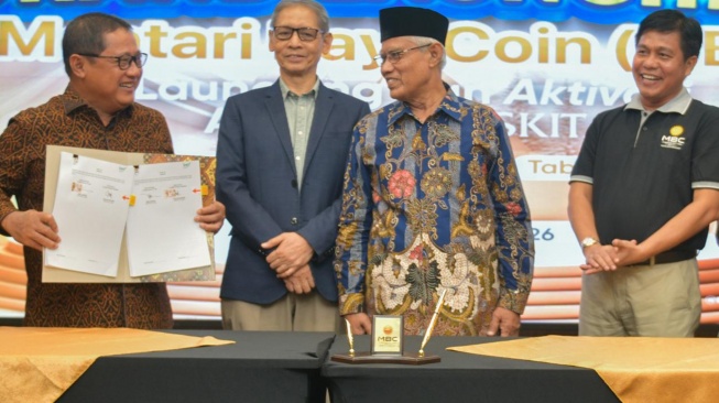 Direktur Utama Bank Syariah Nasional (Bank BSN) Alex Sofjan Noor (kiri) berbincang dengan Ketua Umum Pimpinan Pusat Muhammadiyah Prof. Dr. H. Haedar Nashir, M.Si. (kedua kanan), didampingi Ketua Majelis Pendidikan Tinggi, Direktur Utama Bank Syariah Nasional (Bank BSN) Alex Sofjan Noor (kiri) berbincang dengan Ketua Umum Pimpinan Pusat Muhammadiyah Prof. Dr. H. Haedar Nashir, M.Si. (kedua kanan) seusai Grand Launching MBC Gold di Ballroom SM Tower Malioboro, Yogyakarta, Sabtu (19/09). [handout] 