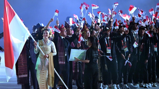 Pebasket Dewa Ayu Made Sriartha Kusuma Dewi (kiri) membawa bendera Merah Putih saat defile Kontingen Indonesia dalam Asian Games 2026 di Stadion Paloma Mizuho, Nagoya, Aichi, Jepang, Sabtu (19/9/2026). [ANTARA FOTO/Fauzan/sgd/YU]