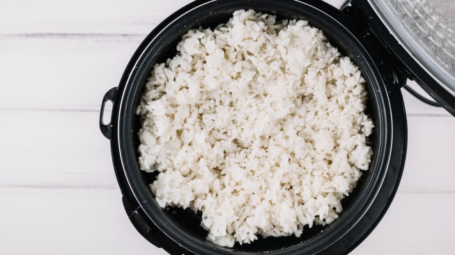 ilustrasi memasak nasi di rice cooker (magnific)