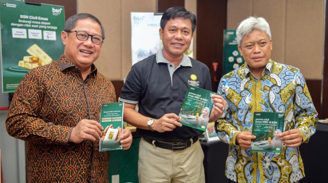 Direktur Utama Bank Syariah Nasional (Bank BSN) Alex Sofjan Noor (kiri) seusai Grand Launching MBC Gold di Ballroom SM Tower Malioboro, Yogyakarta, Sabtu (19/09). [handout]