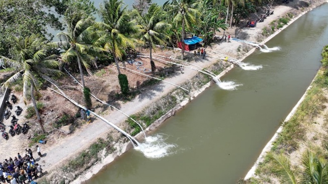 Gubernur Sulsel Serahkan Bantuan Pompa Ponton Atasi Kekeringan di Musim Tanam Sela