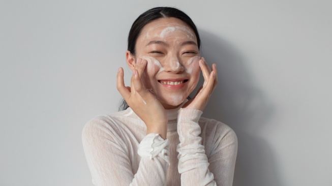 Mengapa Sisa Sabun Cuci Muka yang Kurang Bersih Dibilas Bisa Memicu Timbulnya Komedo Putih?