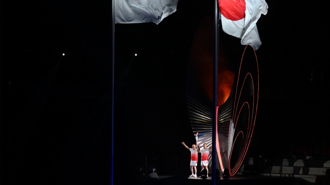 Mantan atlet lempar martil Jepang, Shigenobu Murofushi (kiri) dan Koji Murofushi membawa obor dalam pembukaan Asian Games 2026 di Stadion Paloma Mizuho, Nagoya, Aichi, Jepang, Sabtu (19/9/2026). [ANTARA FOTO/Fauzan/sgd/YU]