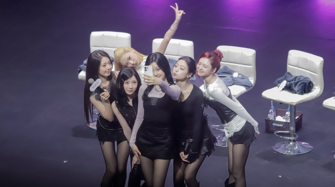 Grup Kpop BABYMONSTER saat tampil dalam acara OPPO x BABYMONSTER Global Fan Meet Up di Ciputra Artpreneur, Jakarta, Sabtu (19/9/2026). [Suara.com/Alfian Winanto]
