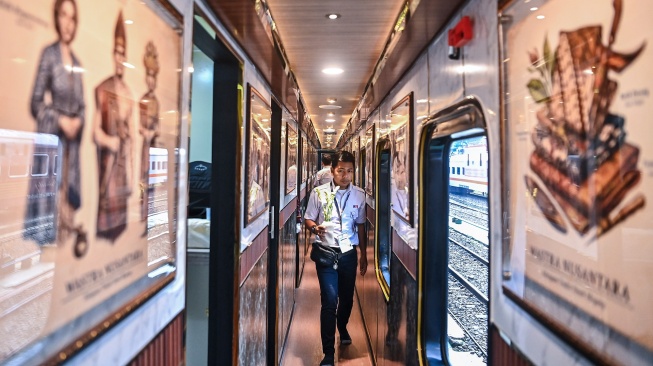 Petugas KA Nusantara Explorer melintas di salah satu gerbong saat uji coba KA Nusantara Explorer relasi Bandung - Jakarta di Depo Kereta Bandung, Jawa Barat, Sabtu (19/9/2026). [ANTARA FOTO/Galih Pradipta/YU]
