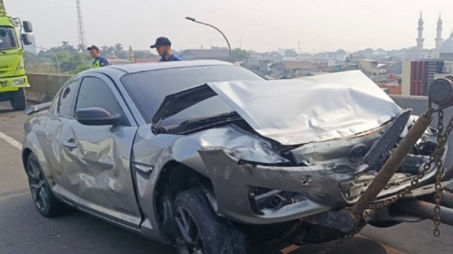 Kecelakaan VW Tiguan vs Sedan Mazda di Tol Wiyoto Wiyono, Pembatas Jalan Jebol