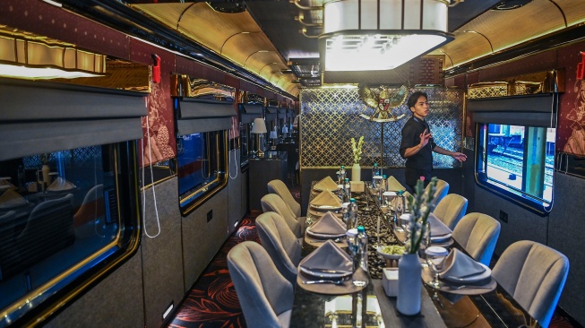 Petugas KA Nusantara Explorer melintas di gerbong grand restaurant saat uji coba KA Nusantara Explorer relasi Bandung - Jakarta di Depo Kereta Bandung, Jawa Barat, Sabtu (19/9/2026). [ANTARA FOTO/Galih Pradipta/YU]