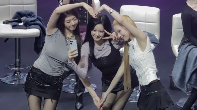 (dari kiri) Rora, Pharita dan Ruka BABYMONSTER saat tampil dalam acara OPPO x BABYMONSTER Global Fan Meet Up di Ciputra Artpreneur, Jakarta, Sabtu (19/9/2026). [Suara.com/Alfian Winanto]