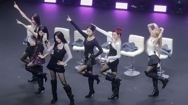 Grup Kpop BABYMONSTER saat tampil dalam acara OPPO x BABYMONSTER Global Fan Meet Up di Ciputra Artpreneur, Jakarta, Sabtu (19/9/2026). [Suara.com/Alfian Winanto]