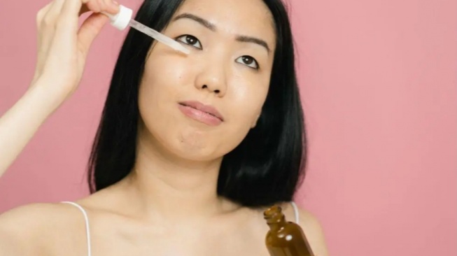 Kulit Halus Tanpa Cekat-cekit! 4 Serum Eksfoliasi untuk Pemula Usia 20-an