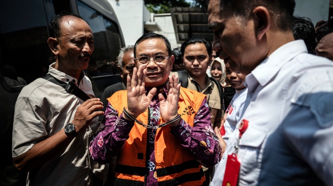 Bupati Pati nonaktif Sudewo (tengah) berjalan menuju mobil tahanan usai mengikuti sidang tuntutan kasus dugaan suap dan gratifikasi proyek Direktorat Jenderal Perkeretaapian (DJKA) Kementerian Perhubungan serta dugaan pemerasan dalam seleksi perangkat desa Kabupaten Pati di Pengadilan Tipikor, Semarang, Jawa Tengah, Senin (21/9/2026). [ANTARA FOTO/Aprillio Akbar]