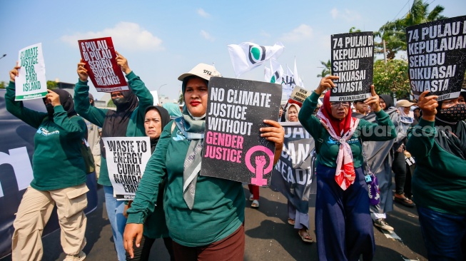 Massa aksi dari Wahana Lingkungan Hidup Indonesia (WALHI) berjoget saat melakukan unjuk rasa dalam rangka Hari Keadilan Ekologis 2026 di depan Gedung DPR RI, Jakarta, Senin (21/9/2026). [Suara.com/Alfian Winanto]
