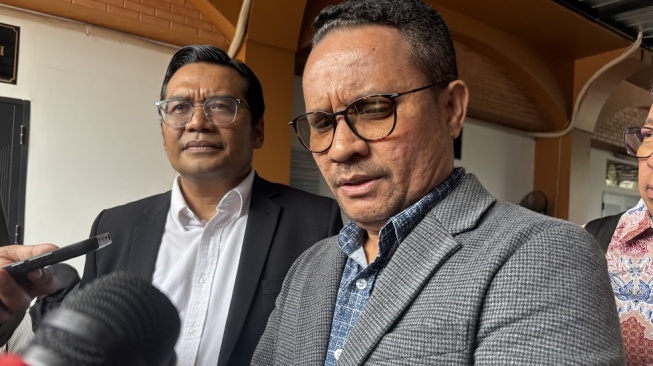 Kuasa hukum mantan Wamen Imipas Silmy Karim, Teguh Hartono dan  Abdul Gafur Sangadji di Pengadilan Negeri Jakarta Selatan, Senin (21/9/2026). [Suara.com/Faqih]