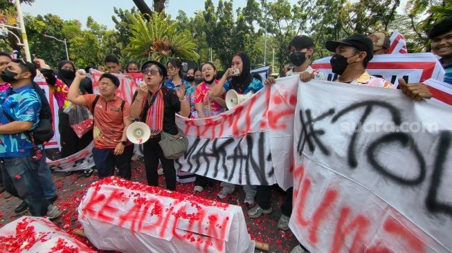 Tempat Kerja Ditutup dan Ditembok, Ratusan Karyawan Club de Arjuna Mengadu ke Balai Kota