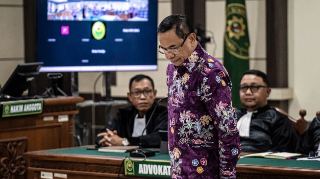 Bupati Pati nonaktif Sudewo (tengah) menjalani sidang tuntutan kasus dugaan suap dan gratifikasi proyek Direktorat Jenderal Perkeretaapian (DJKA) Kementerian Perhubungan serta dugaan pemerasan dalam seleksi perangkat desa Kabupaten Pati di Pengadilan Tipikor, Semarang, Jawa Tengah, Senin (21/9/2026). [ANTARA FOTO/Aprillio Akbar]