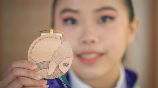 Pewushu Indonesia Eugenia Diva Widodo berpose dengan medali perunggu wushu nomor taolu changquan putri Asian Games Aichi-Nagoya 2026 di Aichi Prefectural Martial Arts Hall, Aichi, Jepang, Senin (21/9/2026). [ANTARA FOTO/Fauzan/nym]