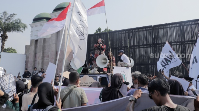 Massa aksi dari Wahana Lingkungan Hidup Indonesia (WALHI) berjoget saat melakukan unjuk rasa dalam rangka Hari Keadilan Ekologis 2026 di depan Gedung DPR RI, Jakarta, Senin (21/9/2026). [Suara.com/Alfian Winanto]
