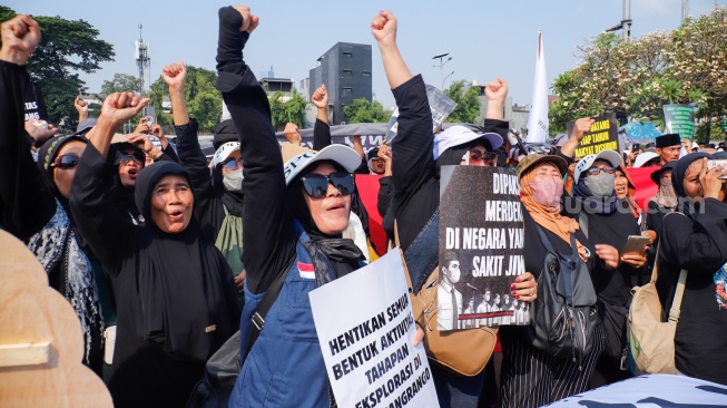 Massa aksi dari Wahana Lingkungan Hidup Indonesia (WALHI) berjoget saat melakukan unjuk rasa dalam rangka Hari Keadilan Ekologis 2026 di depan Gedung DPR RI, Jakarta, Senin (21/9/2026). [Suara.com/Alfian Winanto]
