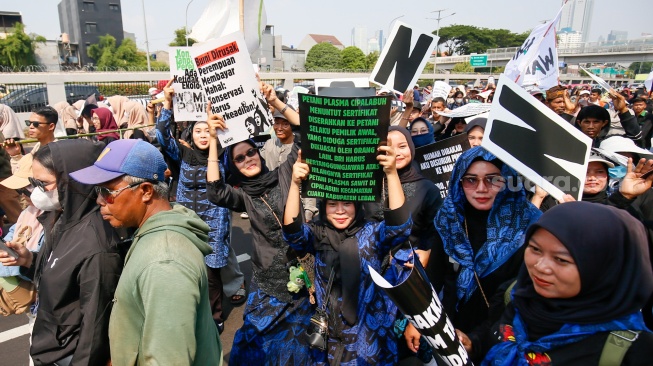 Massa aksi dari Wahana Lingkungan Hidup Indonesia (WALHI) berjoget saat melakukan unjuk rasa dalam rangka Hari Keadilan Ekologis 2026 di depan Gedung DPR RI, Jakarta, Senin (21/9/2026). [Suara.com/Alfian Winanto]
