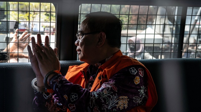 Bupati Pati nonaktif Sudewo (tengah) berada di mobil tahanan usai mengikuti sidang tuntutan kasus dugaan suap dan gratifikasi proyek Direktorat Jenderal Perkeretaapian (DJKA) Kementerian Perhubungan serta dugaan pemerasan dalam seleksi perangkat desa Kabupaten Pati di Pengadilan Tipikor, Semarang, Jawa Tengah, Senin (21/9/2026). [ANTARA FOTO/Aprillio Akbar]