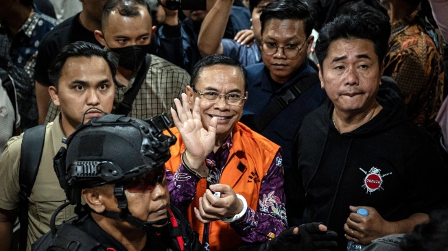 Bupati Pati nonaktif Sudewo (tengah) menyapa pendukungnya usai mengikuti sidang tuntutan kasus dugaan suap dan gratifikasi proyek Direktorat Jenderal Perkeretaapian (DJKA) Kementerian Perhubungan serta dugaan pemerasan dalam seleksi perangkat desa Kabupaten Pati di Pengadilan Tipikor, Semarang, Jawa Tengah, Senin (21/9/2026). [ANTARA FOTO/Aprillio Akbar]