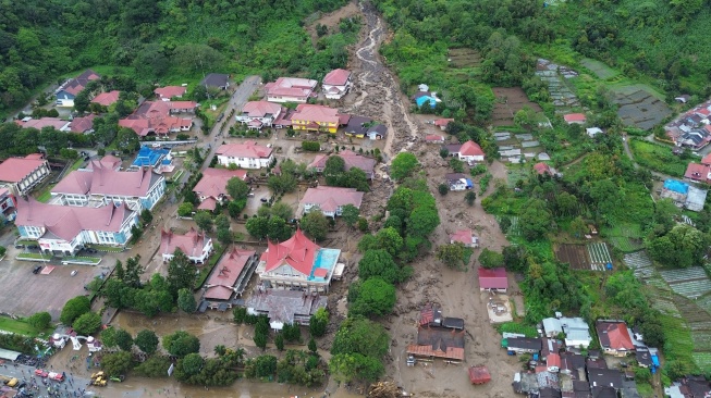 Foto udara dampak banjir bandang menerjang kawasan Arosuka, Kabupaten Solok, Sumatera Barat, Selasa (22/9/2026). [ANTARA FOTO/Fitra Yogi/bar]