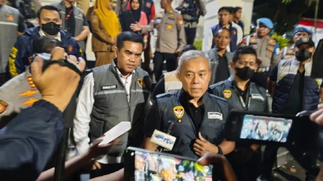 Penyidik Tindak Pidana Utama Tingkat II Kortas Tipidkor Polri Brigjen Hernowo Yulianto (tengah) didampingi jajarannya menyampaikan keterangan kepada wartawan seusai penggeledahan di Rumah Jabatan Bupati Gowa, Jalan Tinggi Mae, Kecamatan Somba Opu, Kabupaten Gowa, Sulawesi Selatan, Senin (21/9/2026) malam. ANTARA/Darwin Fatir