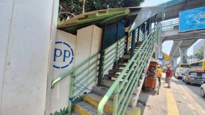Compang-camping Disikat Maling! JPO Kyai Maja Dekat Kantor Kejagung Ditutup Sementara