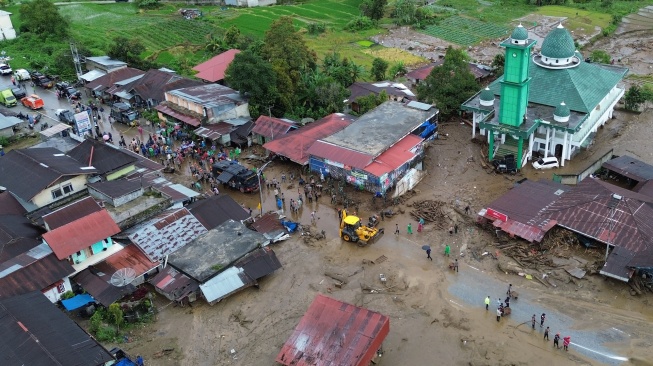Foto udara dampak banjir bandang menerjang kawasan Arosuka, Kabupaten Solok, Sumatera Barat, Selasa (22/9/2026). [ANTARA FOTO/Fitra Yogi/bar]