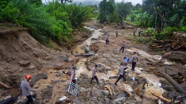 Personel Brimob Polda Sumbar melakukan pencarian korban banjir bandang di Arosuka, Kabupaten Solok, Sumatera Barat, Selasa (22/9/2026). [ANTARA FOTO/Fitra Yogi/bar]