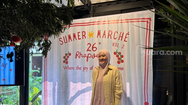 Co-Founder TAZA, Afina Maharani dalam kampanye 26&deg; Rhapsody melalui Summer March&eacute; Vol. II. Suara.com/Fajar Ramadhan]