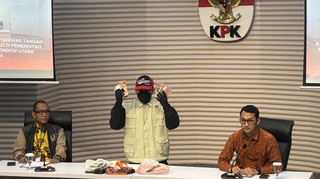 Rp 50 Juta Ditemukan KPK dalam Koper di Rumah Bupati Bolmut