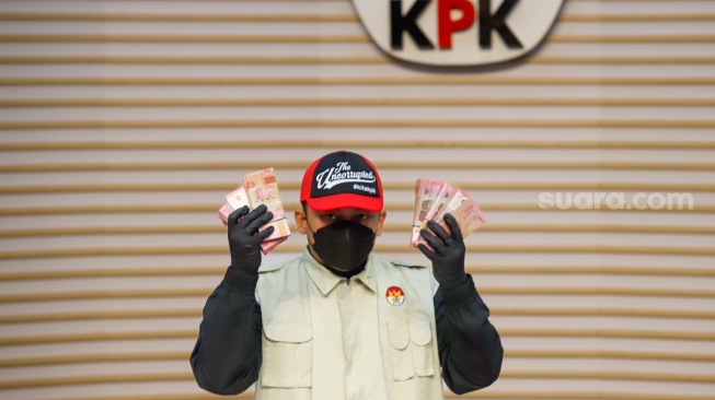Petugas menunjukan barang bukti berupa uang tunai dari hasil Operasi Tangkap Tangan (OTT) yang melibatkan Bupati Bolaang Mongondow Utara Sirajudin Lasena saat konferensi pers di Gedung Merah Putih KPK, Jakarta, Selasa (22/9/2026). [Suara.com/Alfian Winanto]