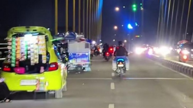 Jembatan Siak IV Pekanbaru Dipenuhi Pedagang, Bahayakan Pengguna Jalan