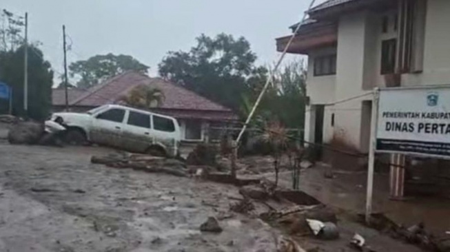 Kantor Dinas Pertanian Kabupaten Solok, Sumatera Barat terkena material banjir bandang. [ANTARA/HO-BPBD Kabupaten Solok]