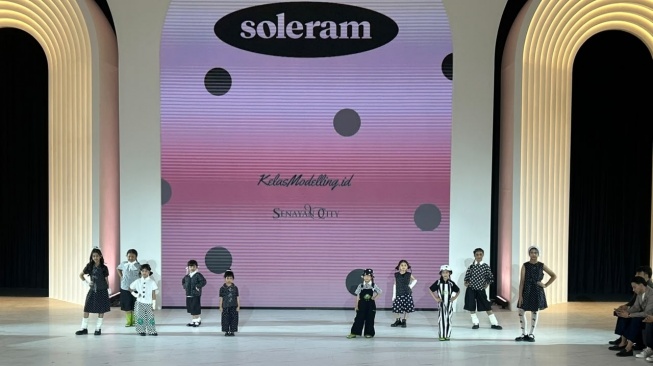 Anak tampil di ajang Fashion Nation 2026 yang berlangsung di Senayan City, Jakarta, Sabtu (19/9/2026). [Suara.com/Dini Afrianti]