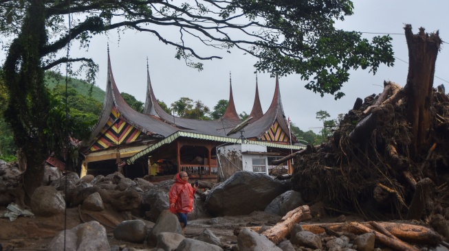 Warga berada di antara material banjir bandang di Arosuka, Kabupaten Solok, Sumatera Barat, Selasa (22/9/2026). [ANTARA FOTO/Fitra Yogi/bar]