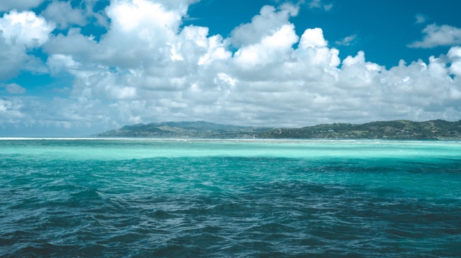 Kenapa Air Laut Terasa Asin? Ini Penjelasan Ilmiahnya!