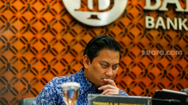Deputi Gubernur Thomas Djiwandono saat mengumumkan hasil Rapat Dewan Gubernur (RDG) di Bank Indonesia, Jakarta, Rabu (23/9/2026). [Suara.com/Alfian Winanto]