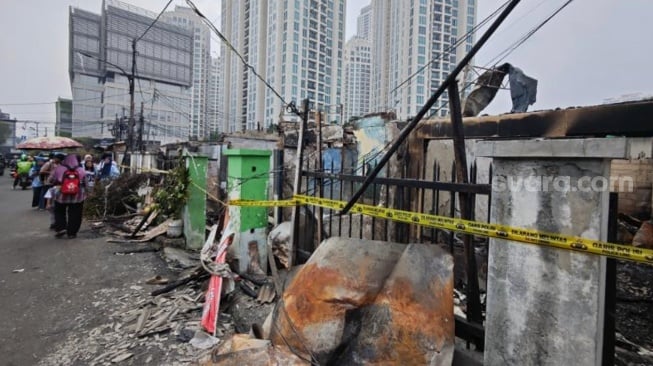 Kebakaran melanda permukiman padat penduduk di kawasan RT 05 dan RT 06 Kebayoran Lama Utara, Jakarta Selatan, pada Selasa (22/9/2026) malam sekitar pukul 20.15 WIB. (Suara.com/Adiyoga)