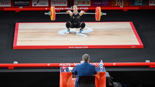 Lifter putri Indonesia Luluk Diana Tri Wijayana melakukan angkatan clean and jerk pada final kelas 49 kilogram angkat besi Asian Games Aichi-Nagoya 2026 di Nagoya City Trade and Industry Center, Nagoya, Aichi, Jepang, Rabu (23/9/2026). [ANTARA FOTO/Fauzan/kye]