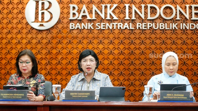 Gubernur Bank Indonesia (BI), Destry Damayanti (tengah) didampingi Deputi Gubernur Senior Aida S Budiman (kanan) dan Deputi Gubernur Filianingsih Hendarta  (kiri) saat mengumumkan hasil Rapat Dewan Gubernur (RDG) di Bank Indonesia, Jakarta, Rabu (23/9/2026). [Suara.com/Alfian Winanto]